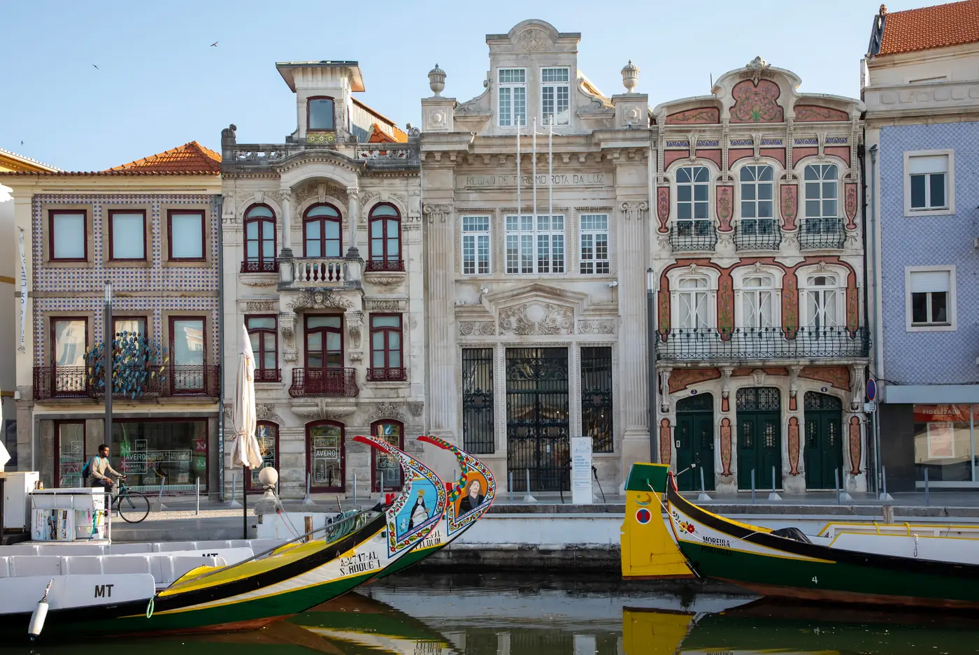 Fachadas de Arte Nova no Canal Central de Aveiro, com moliceiros em primeiro plano