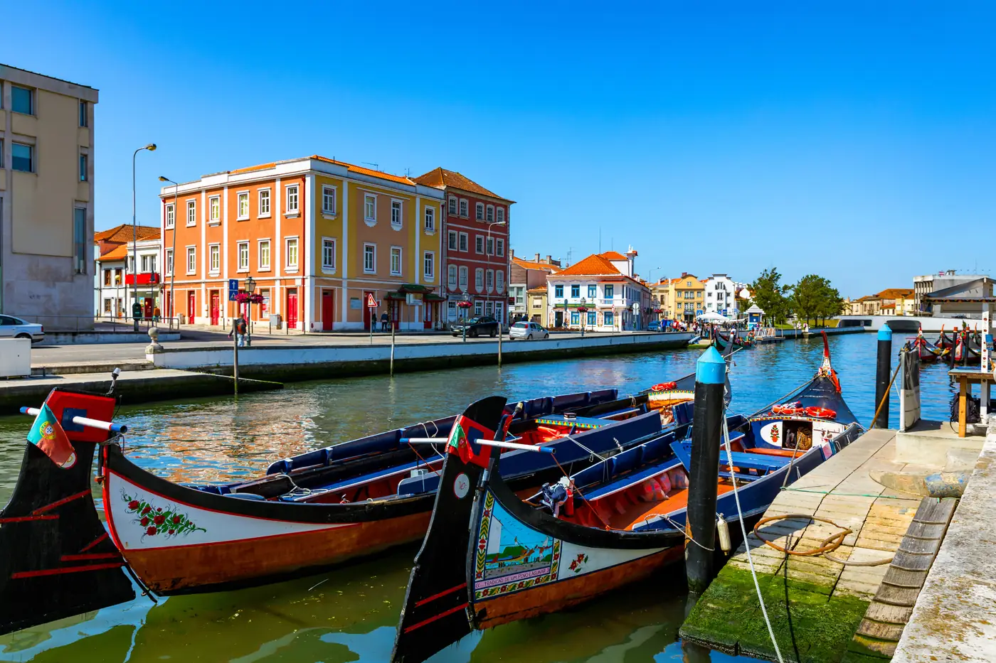 Moliceiros coloridos atracados num canal de Aveiro