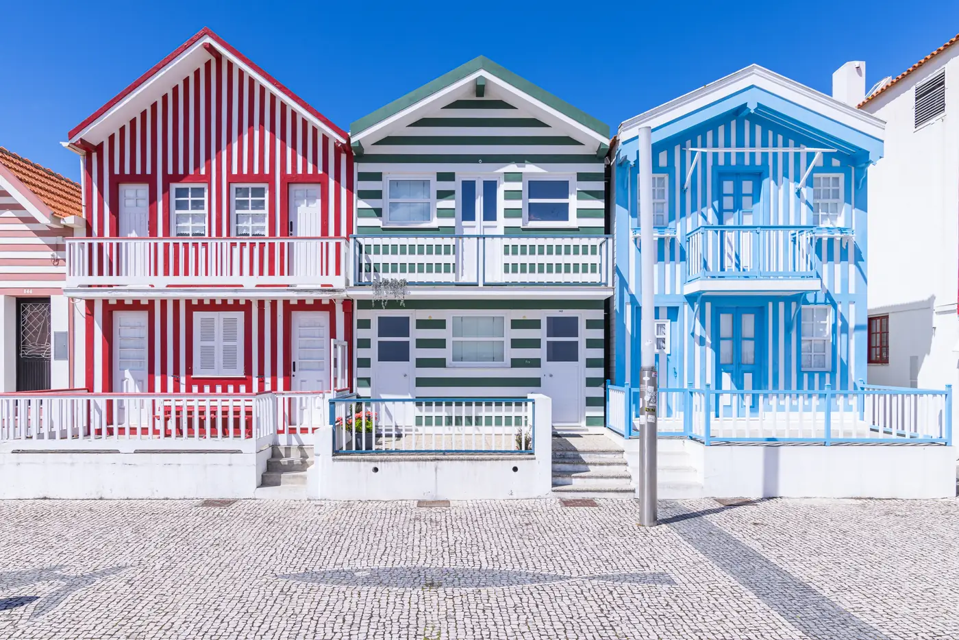 Casas de madeira às riscas coloridas na Costa Nova, perto de Aveiro