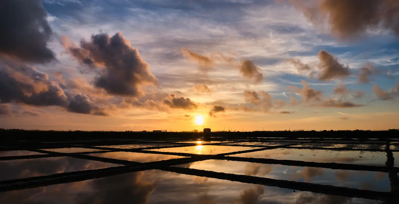 Salinas de Aveiro ao pôr do sol, com o céu reflectido na água