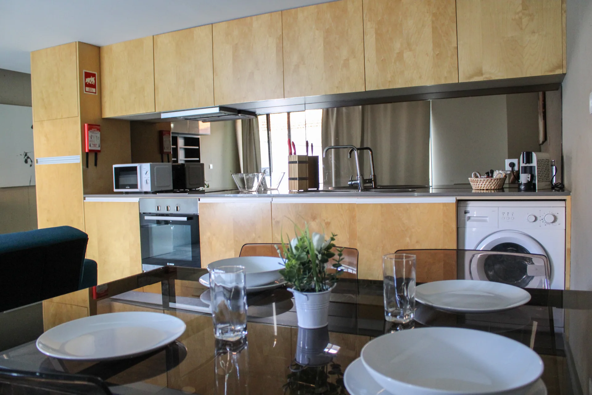 Cozinha totalmente equipada do Urban Master com mesa posta para duas pessoas