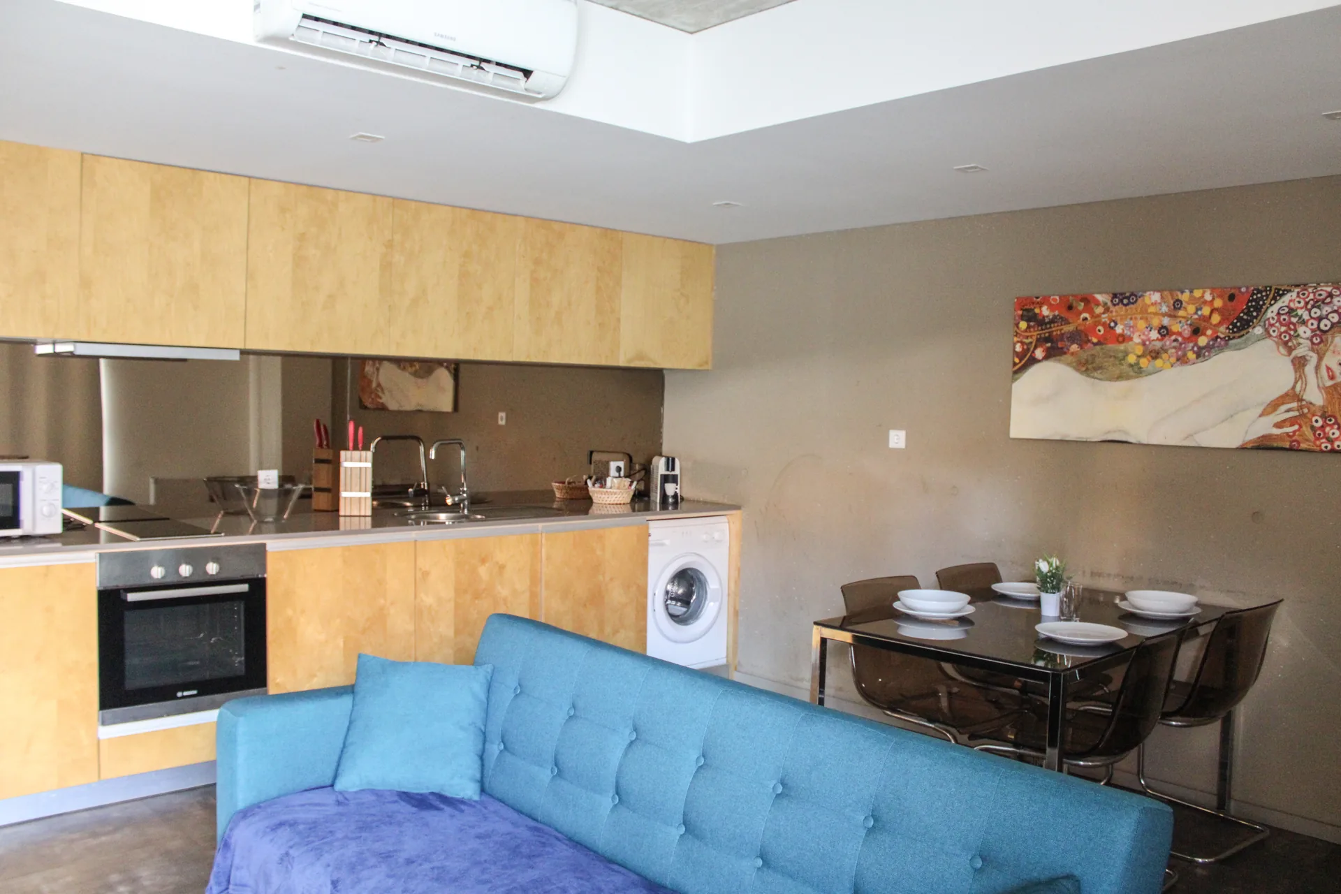 Sala e cozinha em espaço aberto do apartamento Urban Master em Aveiro