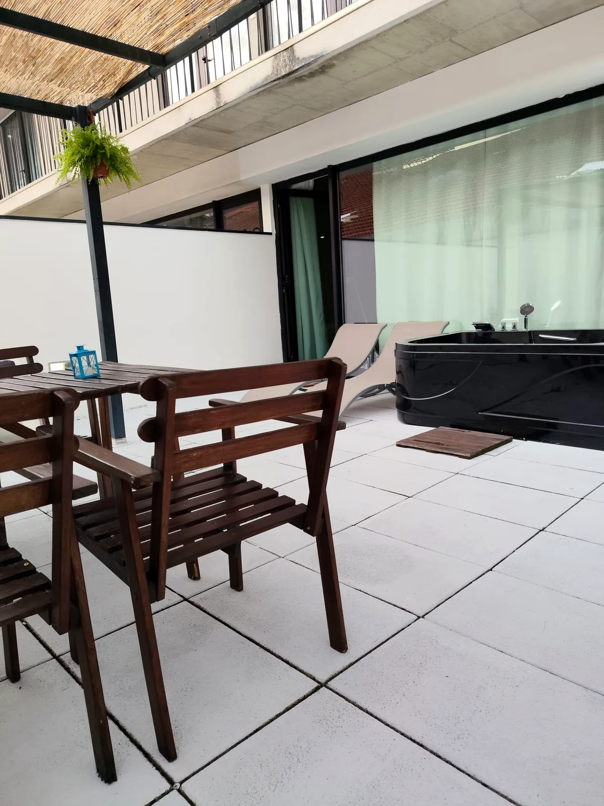Jacuzzi e espreguiçadeiras no terraço privado do apartamento Urban Master em Aveiro